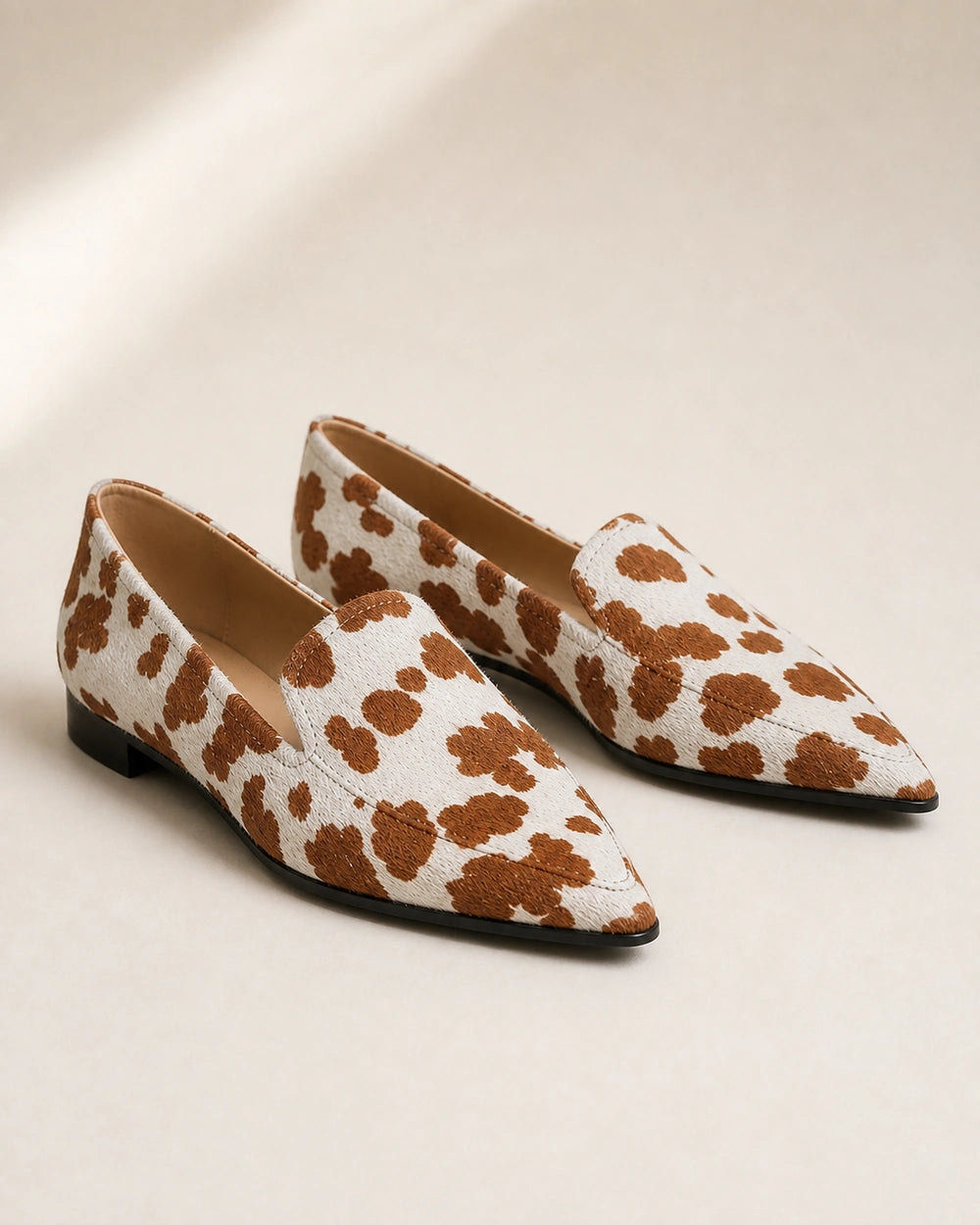 Mocassins femme pointus à imprimé vache — image du produit 9