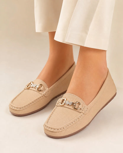 Mocassins femme beiges à chaîne dorée — image du produit 1