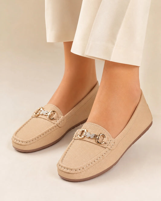 Mocassins femme beiges à chaîne dorée — image du produit 1