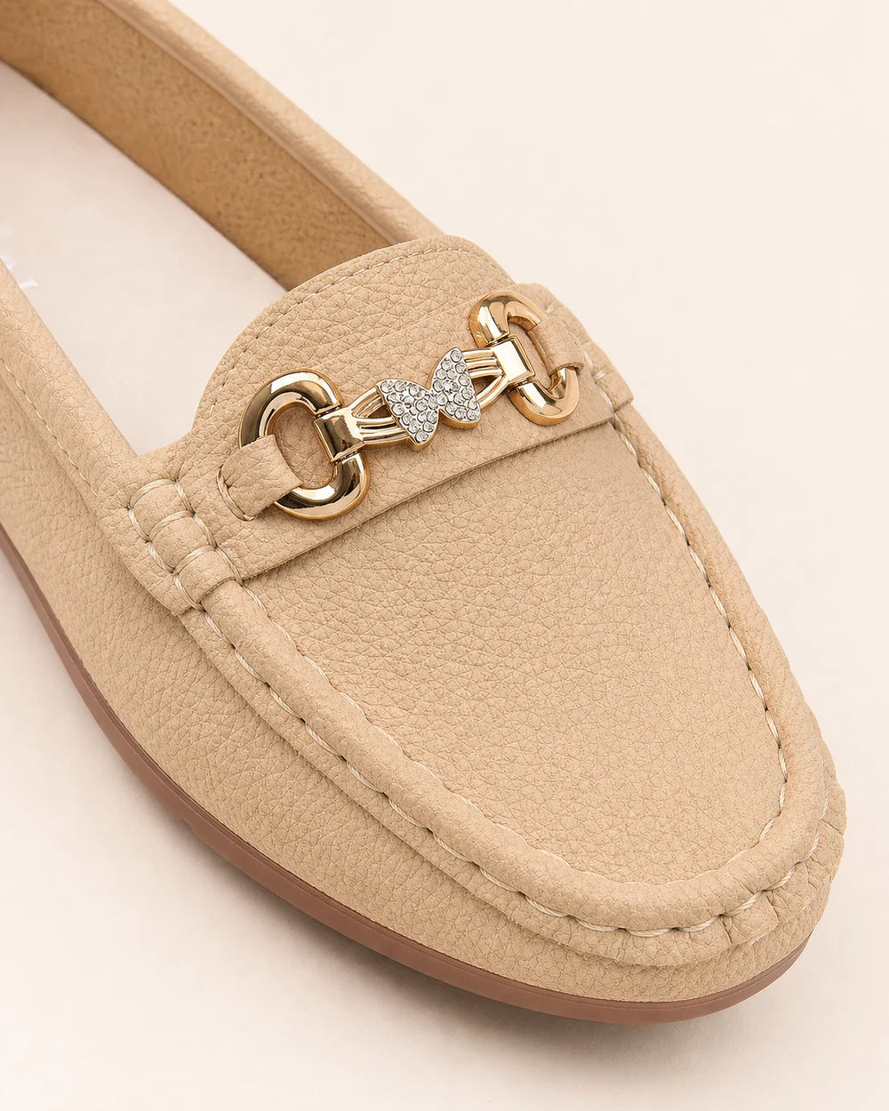 Mocassins femme beiges à chaîne dorée — image du produit 6