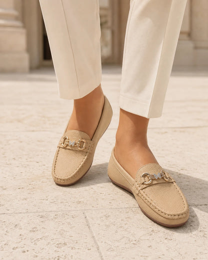 Mocassins femme beiges à chaîne dorée — image du produit 7