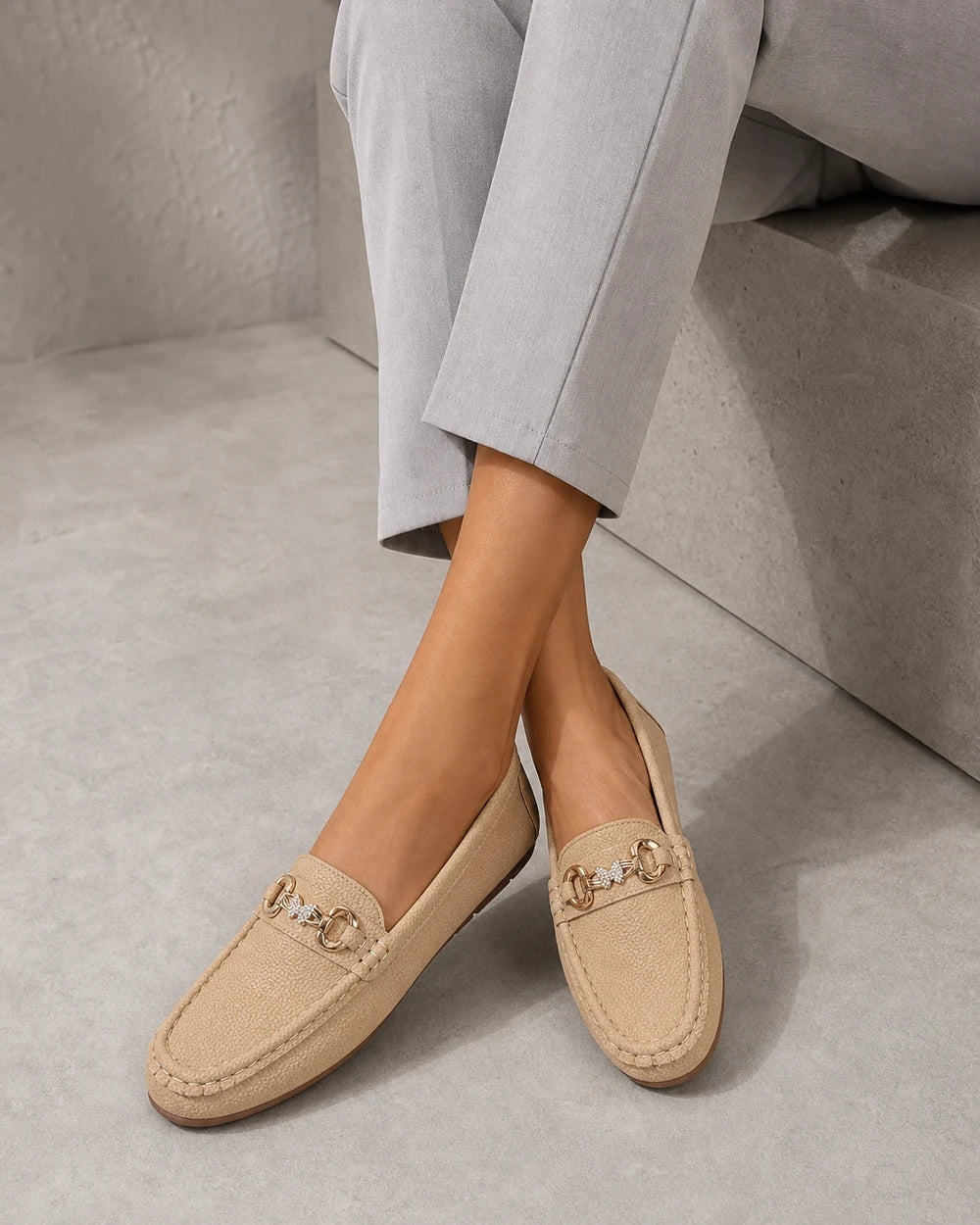 Mocassins femme beiges à chaîne dorée — image du produit 8