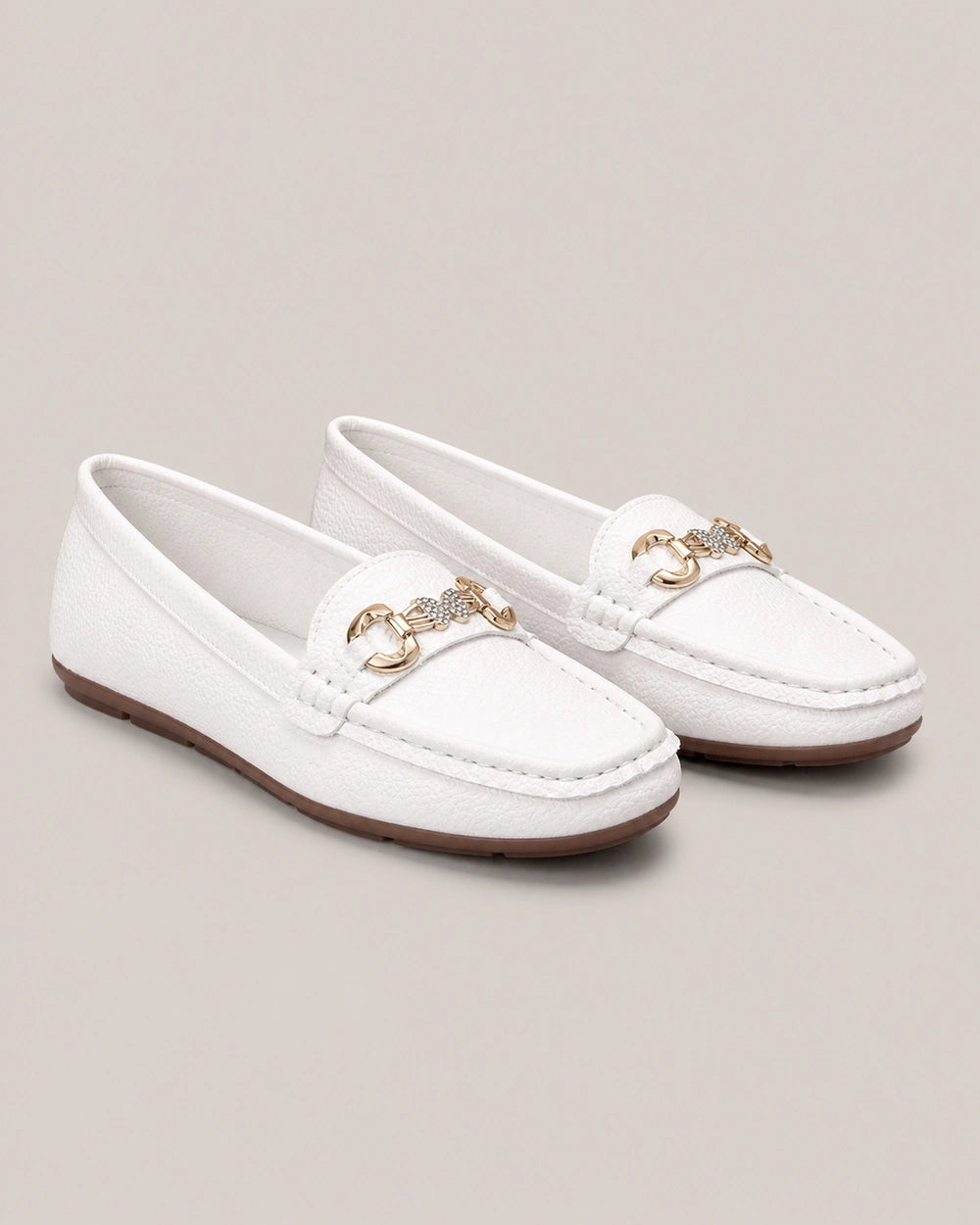 Mocassins femme beiges à chaîne dorée — image du produit 10