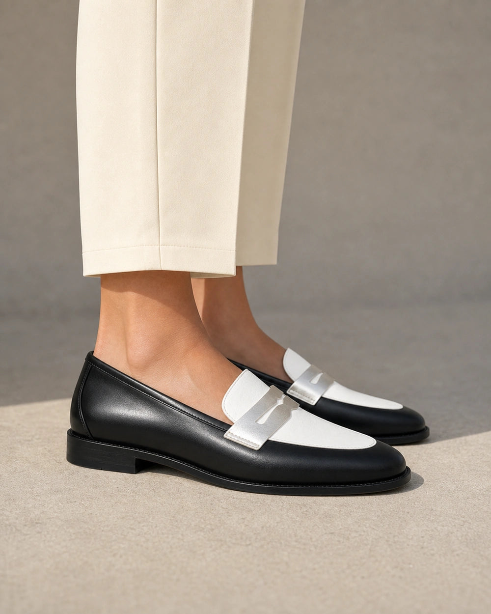Mocassins femme noirs et blancs à détail argenté — image du produit 4