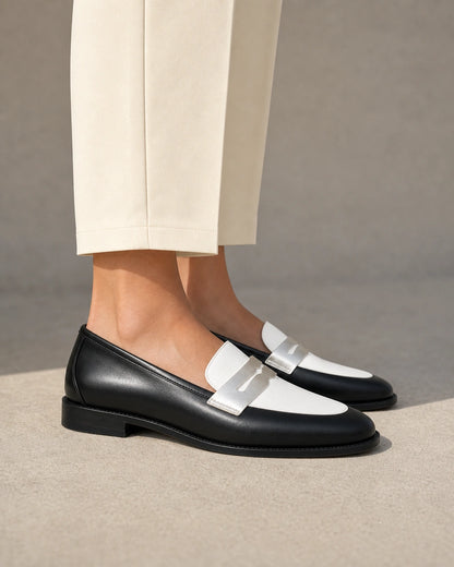 Mocassins femme noirs et blancs à détail argenté — image du produit 4