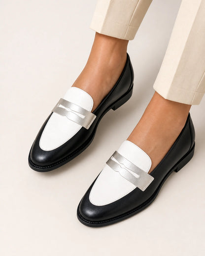 Mocassins femme noirs et blancs à détail argenté — image du produit 5