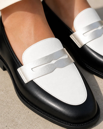 Mocassins femme noirs et blancs à détail argenté — image du produit 6