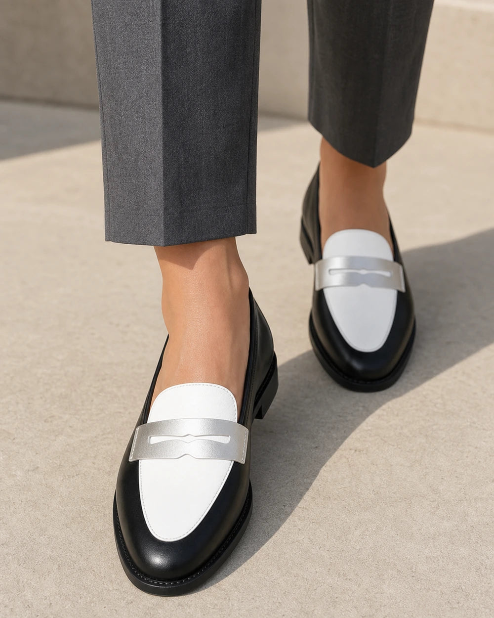 Mocassins femme noirs et blancs à détail argenté — image du produit 7