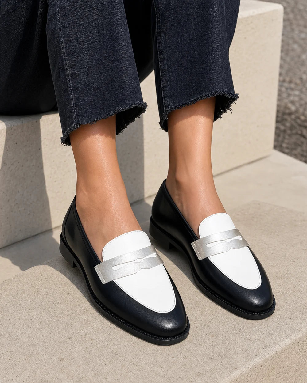 Mocassins femme noirs et blancs à détail argenté — image du produit 8