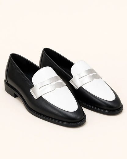 Mocassins femme noirs et blancs à détail argenté — image du produit 9