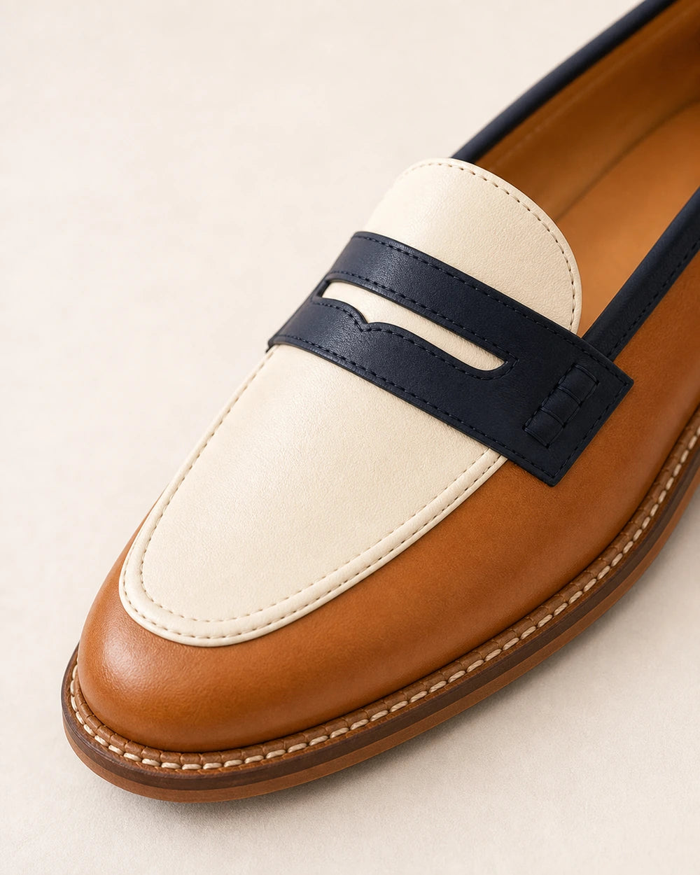 Mocassins femme marron et crème à bout rond — image du produit 6