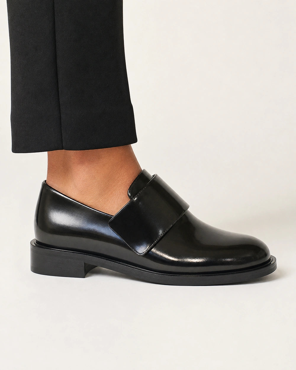 Mocassins femme noirs vernis à bride bouclée — image du produit 4