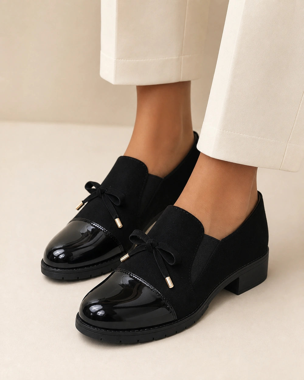 Mocassins femme noirs à bout verni et nœud — image du produit 1