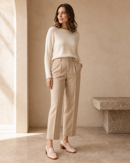 Mocassins femme rose poudré vernis à petit talon — porté par un mannequin