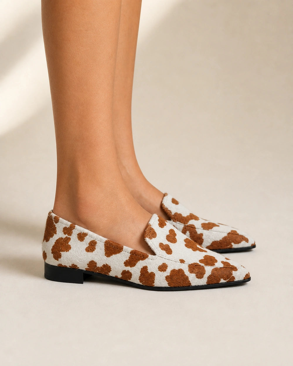 Mocassins femme pointus à imprimé vache — image du produit 4