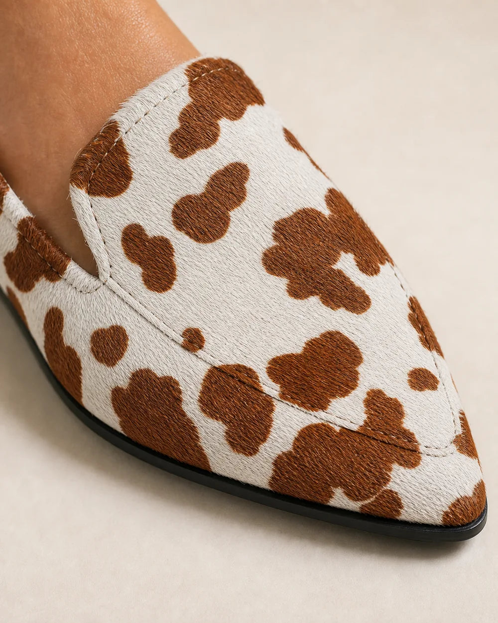 Mocassins femme pointus à imprimé vache — image du produit 6