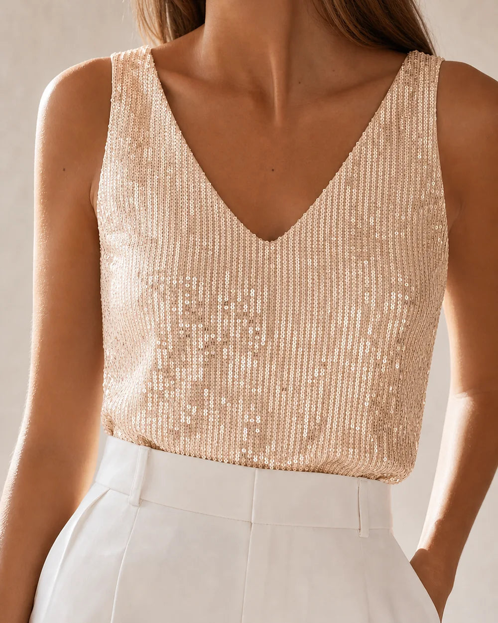 Martha | Débardeur femme à sequins et col V — image 11