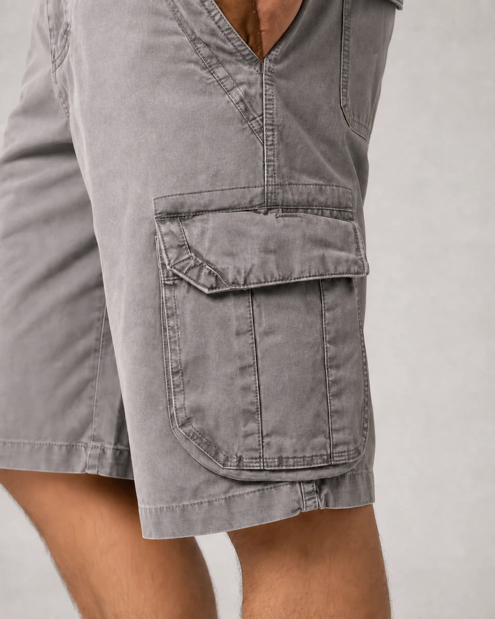 Momount Men Cargo Shorts – Washed Cotton Belted Vintage Distressed Knee Length — Grey — cargo pocket detail — uomo-pantaloncini-cargo-cotone-lavato-cintura-vintage-anticato-lunghezza-grey-06-cargo-detail.webp