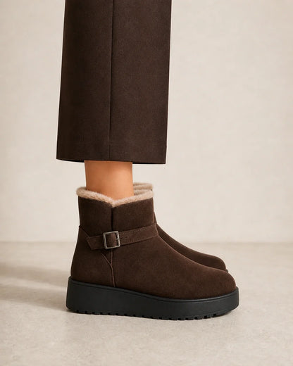 Bottines plateforme fourrées marron chocolat femme, profil latéral.