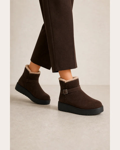 Bottines plateforme fourrées marron chocolat femme, vue en mouvement.