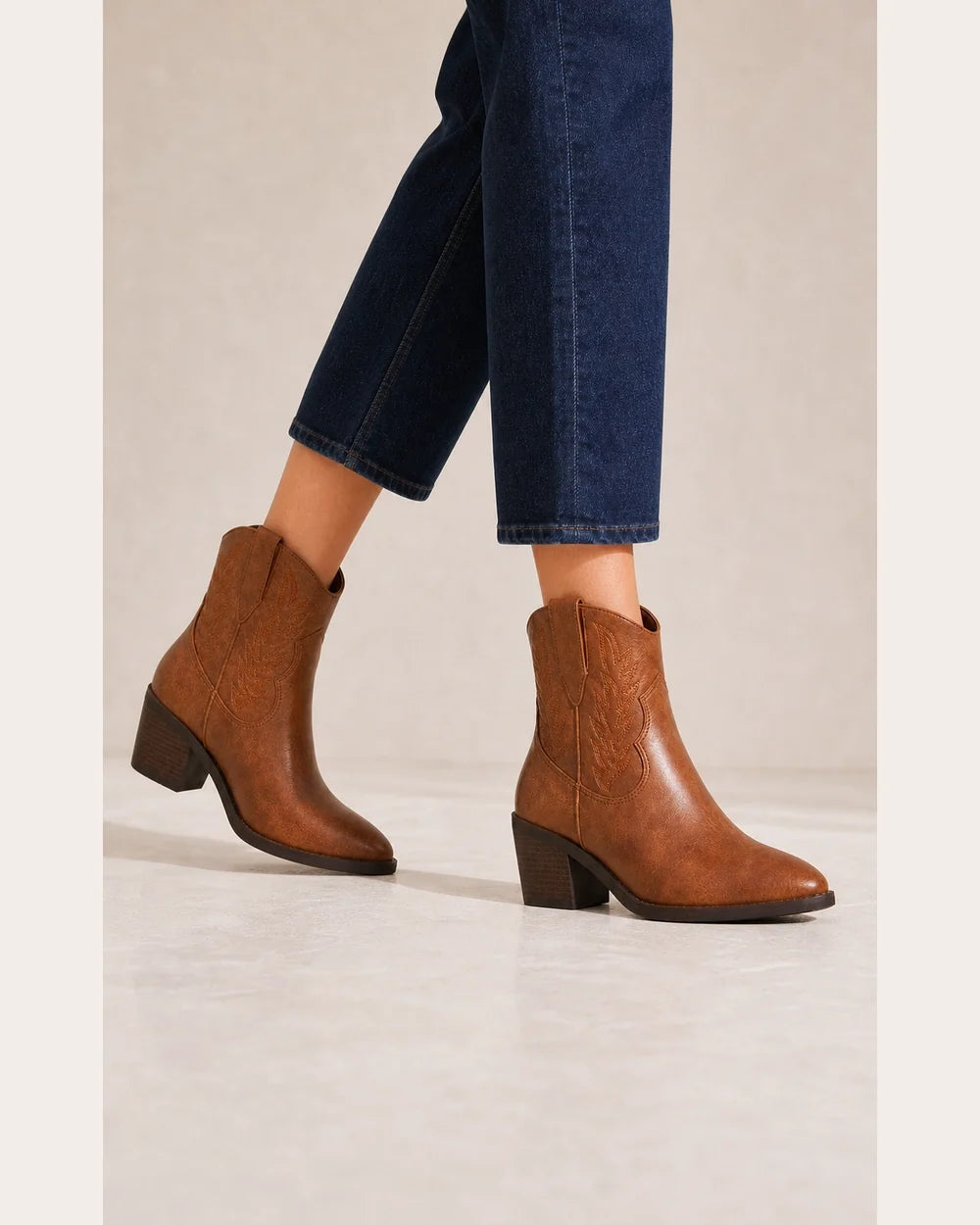 Bottines cowboy vintage marron femme, vue en mouvement.