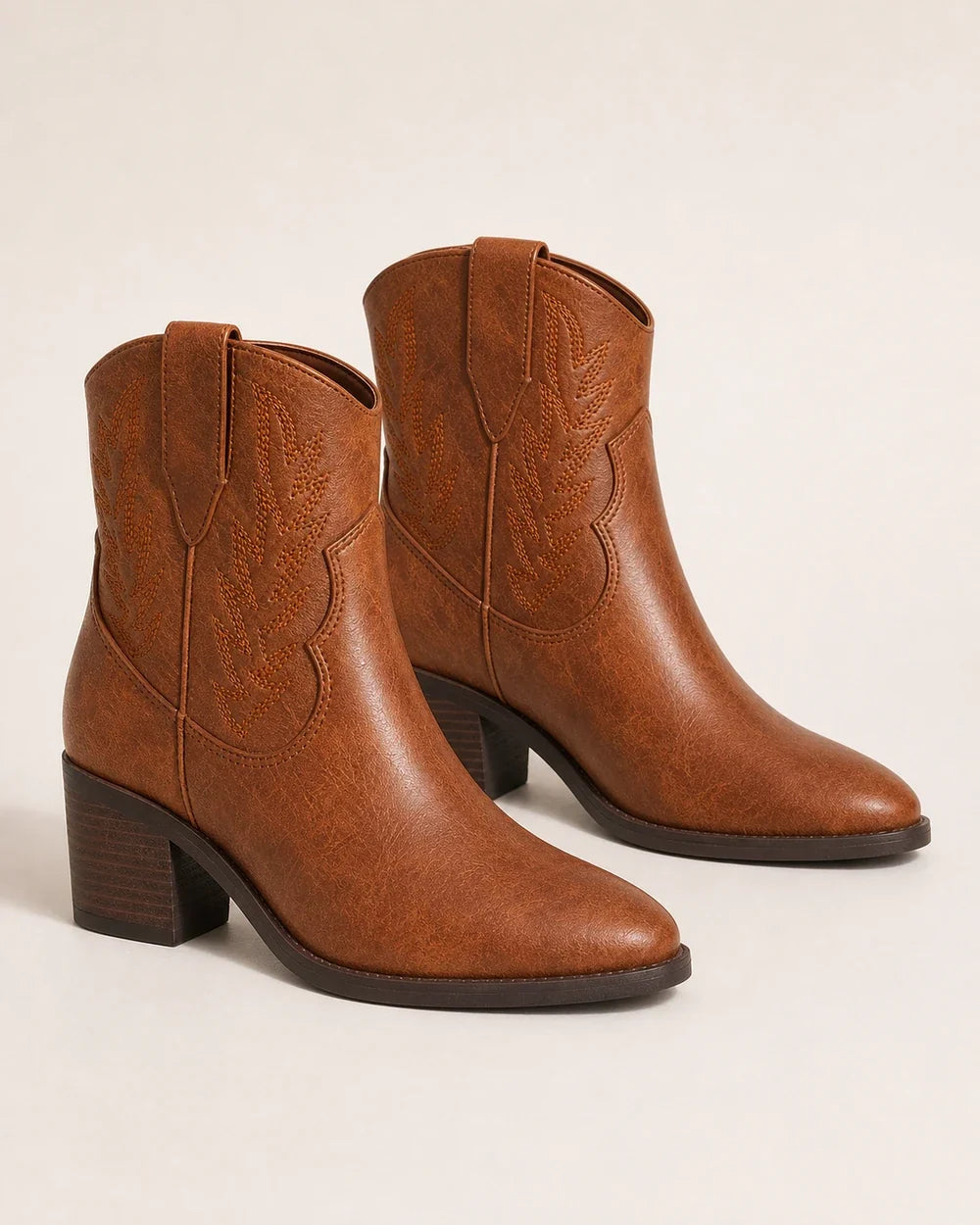 Paire de bottines cowboy vintage marron femme, vue produit seule.